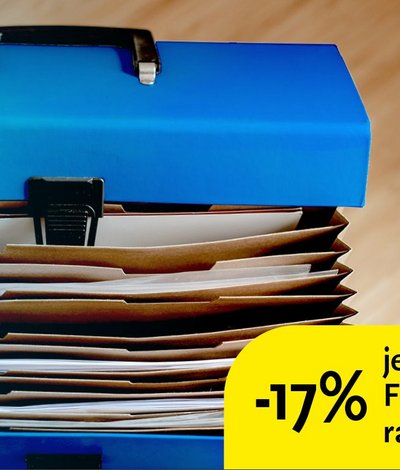 Offener Aktenkoffer mit Dokumenten