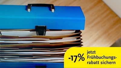 Offener Aktenkoffer mit Dokumenten