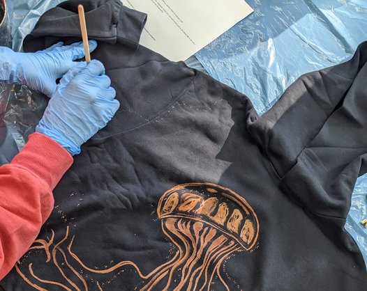 Textil-Bleaching auf schwarzem Shirt