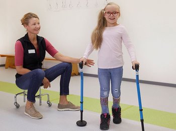Kind mit Gehhilfe Kind mit Gehhilfe
