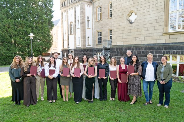 Der Kurs 28 der Ergotherapieschule Andernach hat die bestandenen Examen gefeiert.