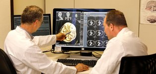 Ärzte bei neurologischer Diagnose