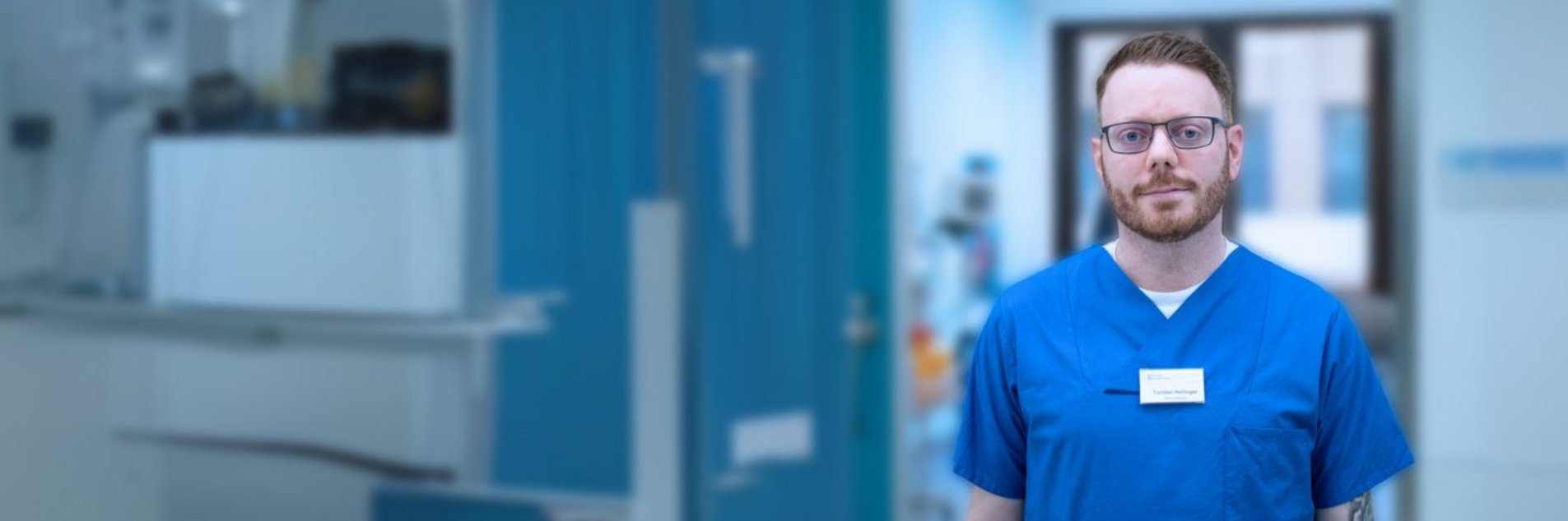 Thorsten Hellinger steht im Flur der Neurologie