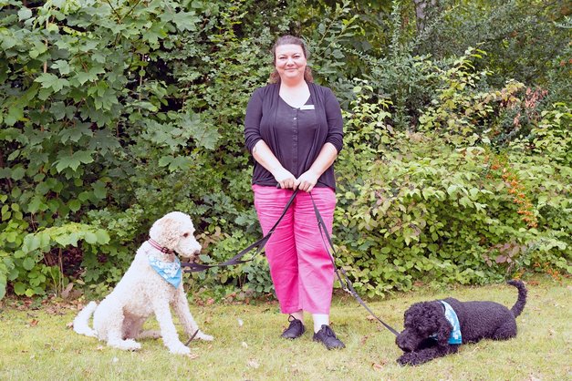 Tanja Hansen und ihre beiden Therapiehunde Nova (schwarzes Fell) und Fox.
