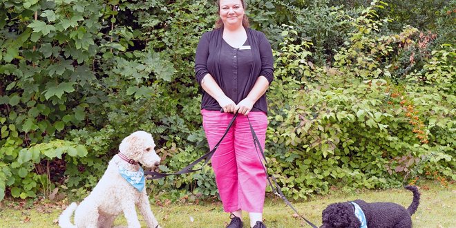 Tanja Hansen und ihre beiden Therapiehunde Nova (schwarzes Fell) und Fox.