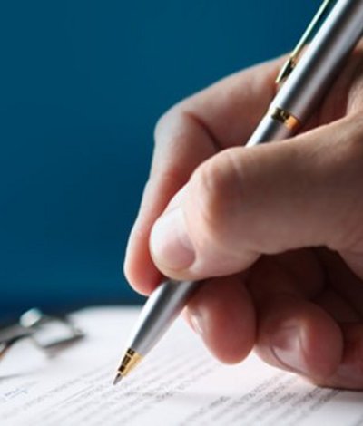 Hand mit Kugeschreiber