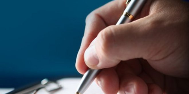 Hand mit Kugeschreiber