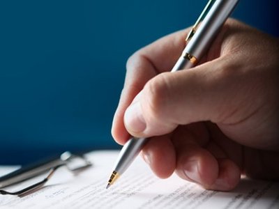 Hand mit Kugeschreiber