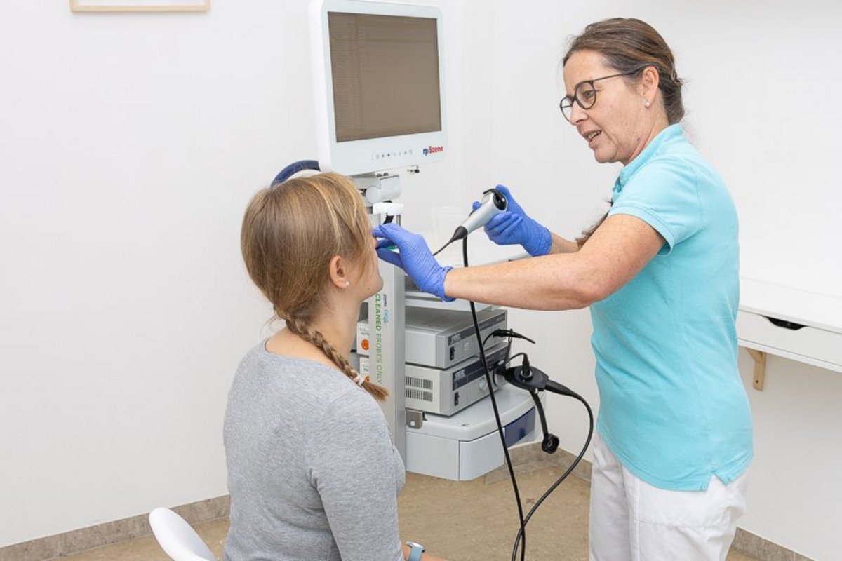 Logopädin am Tisch mit Patientin