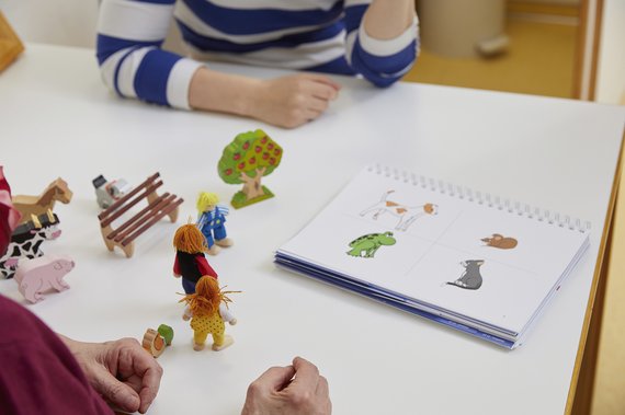 Kind bei logopädischen Übungen