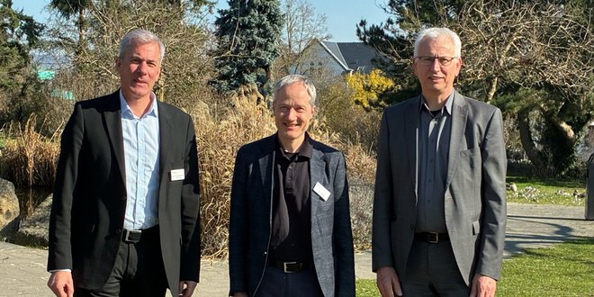 Der Ärztliche Direktor der Rhein-Mosel-Fachklinik, Dr. Andreas Konrad (links), und der Kaufmännische Direktor Martin Engelhardt (rechts) begrüßen mit Dr. Peter Heese (Bildmitte) den neuen Chefarzt der suchtmedizinischen Abteilung.