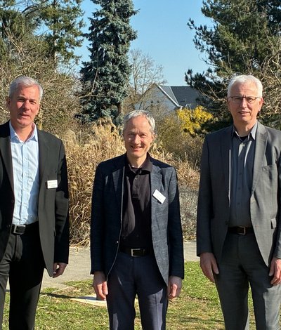 Der Ärztliche Direktor der Rhein-Mosel-Fachklinik, Dr. Andreas Konrad (links), und der Kaufmännische Direktor Martin Engelhardt (rechts) begrüßen mit Dr. Peter Heese (Bildmitte) den neuen Chefarzt der suchtmedizinischen Abteilung.