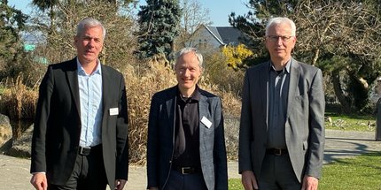 Der Ärztliche Direktor der Rhein-Mosel-Fachklinik, Dr. Andreas Konrad (links), und der Kaufmännische Direktor Martin Engelhardt (rechts) begrüßen mit Dr. Peter Heese (Bildmitte) den neuen Chefarzt der suchtmedizinischen Abteilung.