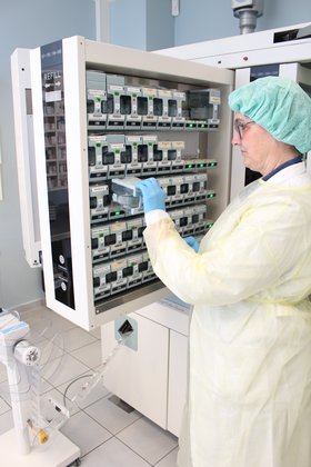Mitarbeiter in der Apotheke der Rhein-Mosel-Fachklinik Andernach