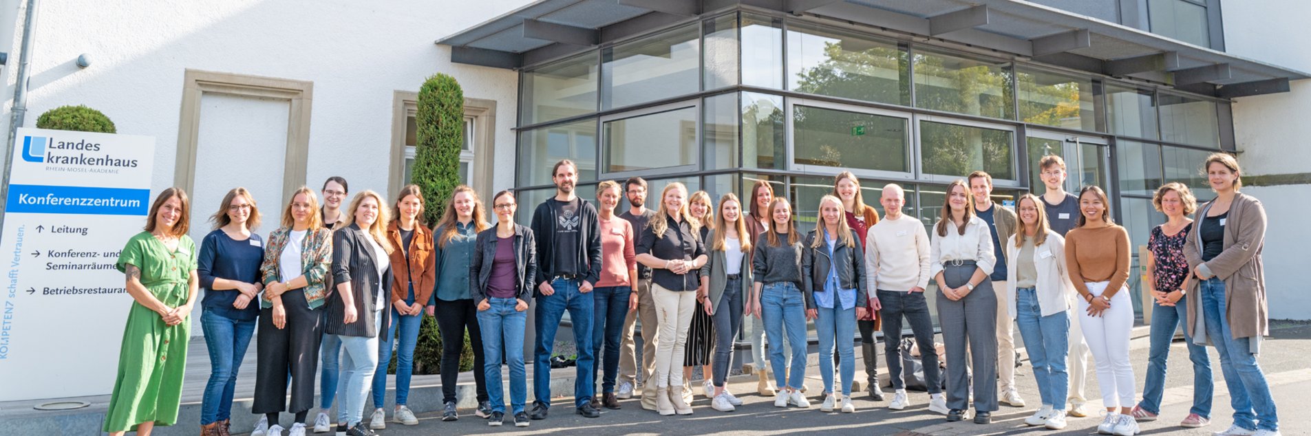 Gruppe von Psychologinnen und Psychologen der Rhein-Mosel-Fachklinik Andernach