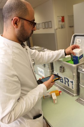Mitarbeiter in der Apotheke der Rhein-Mosel-Fachklinik Andernach prüft Medikamente