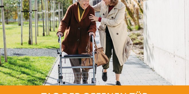 Seniorin geht mit Frau spazieren