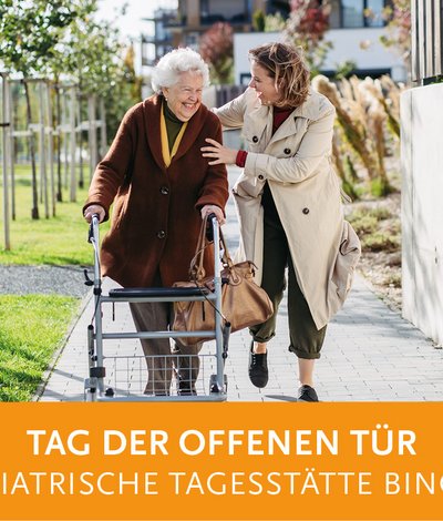 Seniorin geht mit Frau spazieren