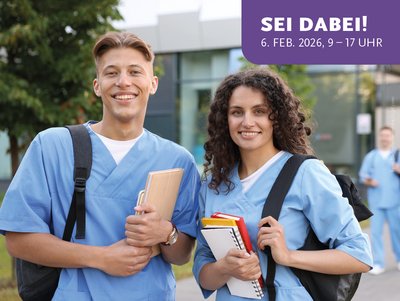 Tag der offenen Tür - zwei Auszubildende blicken in Kamera