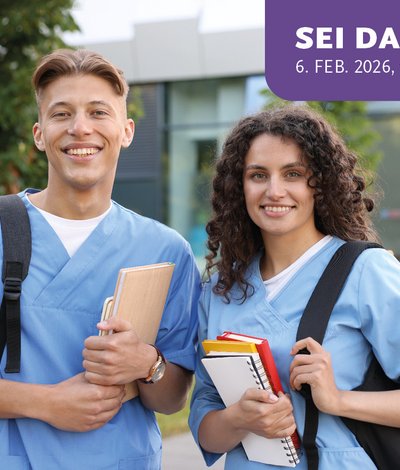 Tag der offenen Tür - zwei Auszubildende blicken in Kamera