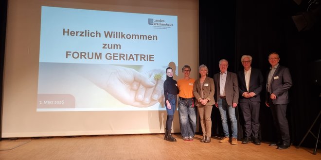 Dr. Jochen Heckmann (rechts) mit den Referentinnen und Referenten des Tages.