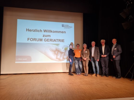 Dr. Jochen Heckmann (rechts) mit den Referentinnen und Referenten des Tages.